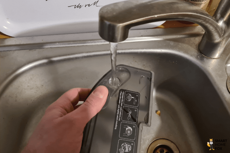 В резервуар для воды Dreame L10s Pro заливается вода.